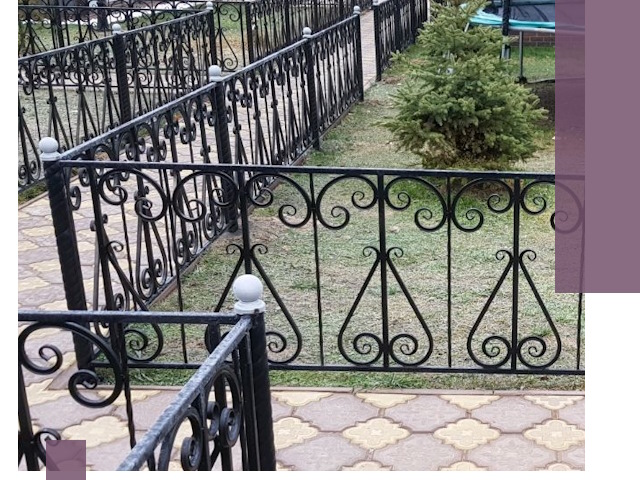 Кованые газонные ограждения под ключ в Карталах